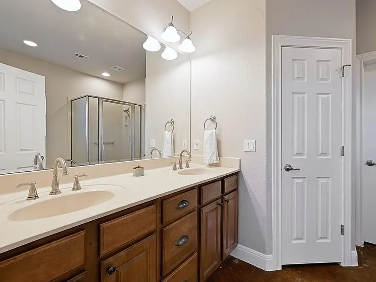 200 Oak Hollow Ln — Photo 7