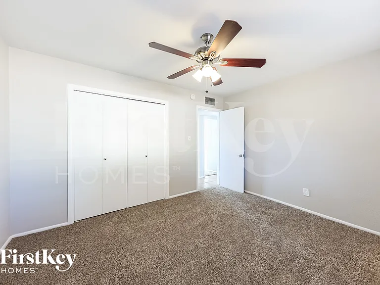 5702 N 19th Dr — Photo 11