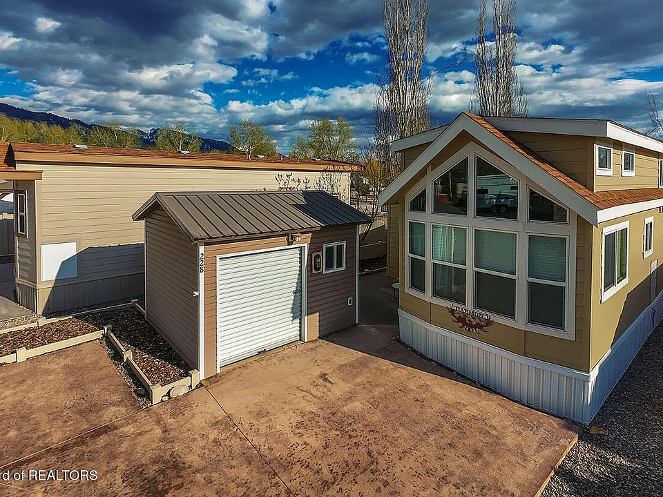 1st image of 228 Oxbow Dr