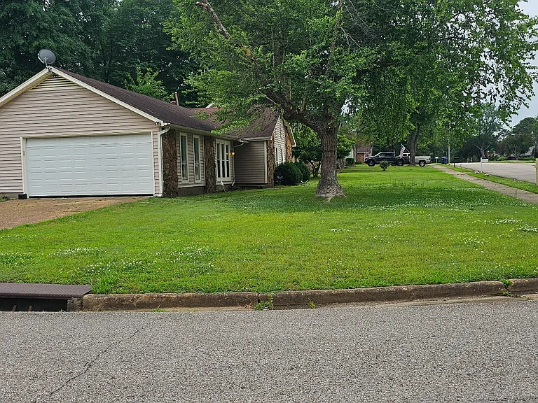1773 Tissington Dr — Photo 2