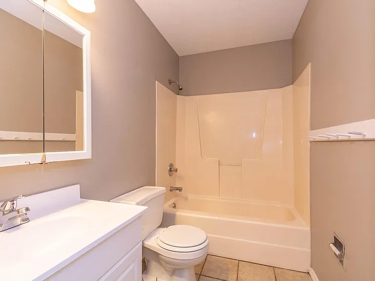 Beautiful and Spacious Townhomes near IU Campus — Photo 8