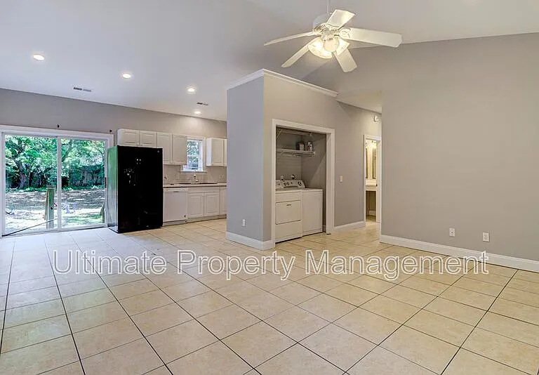 220-1 Rose Ave — Photo 4