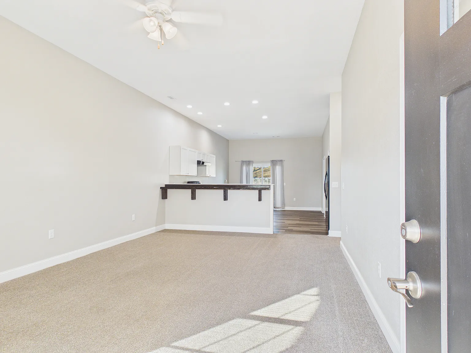 2 bed, 1170 sqft, $1,200 — Photo 3