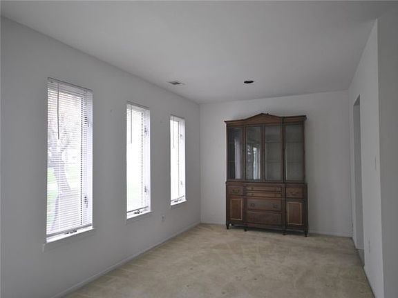 5th image of 423 Elton Ct E