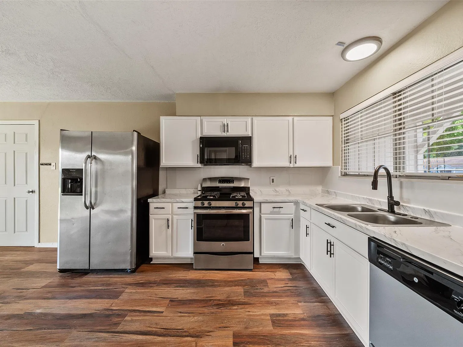 3 bed, 1.0 bath, 1174 sqft, $1,625 — Photo 4