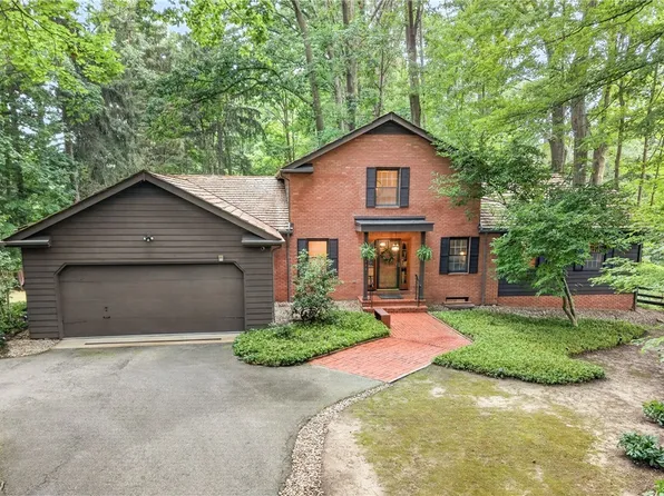 7511 Brigham Rd, Gates Mills, OH 44040