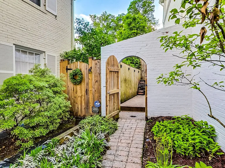 4831 Calvert St NW — Photo 45