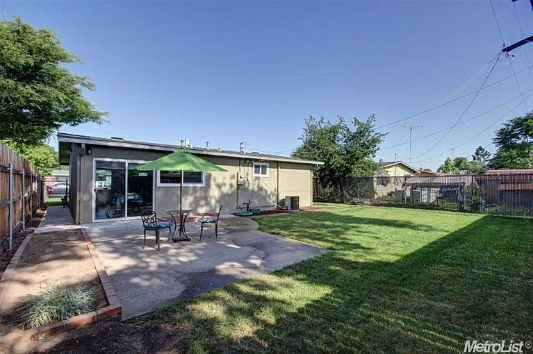 3 bed, 1008 sqft, $2,400 — Photo 2