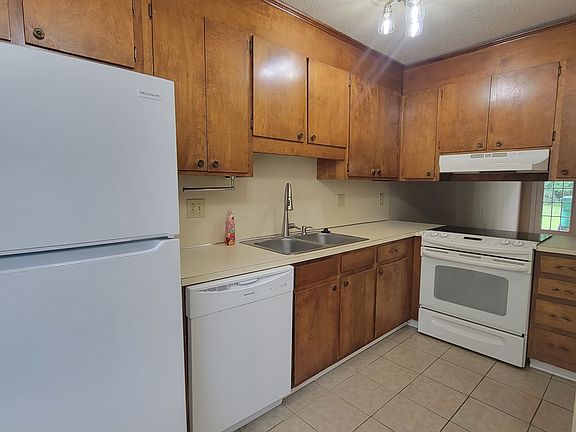 4th image of 1620 Village Lake Dr