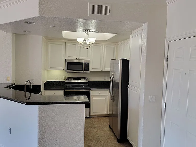 9263 Regents Rd #B305 — Photo 2