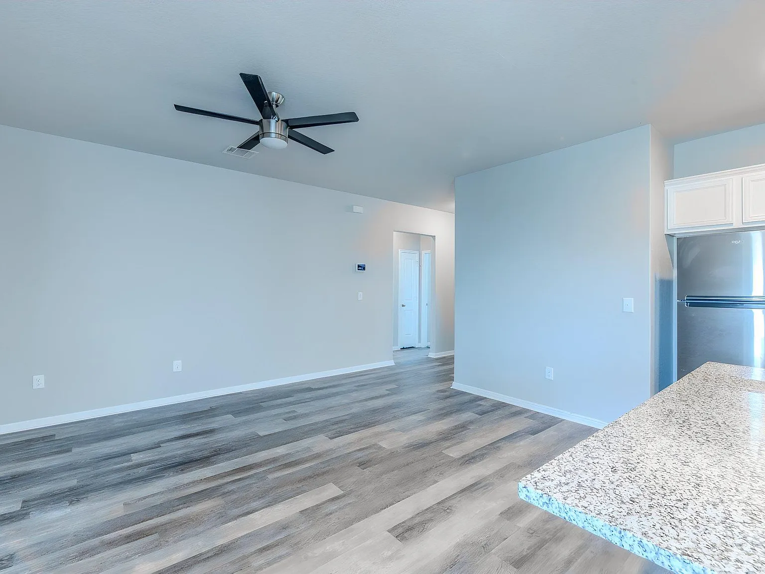 3 bed, 2.0 bath, 1424 sqft, $2,000 — Photo 2