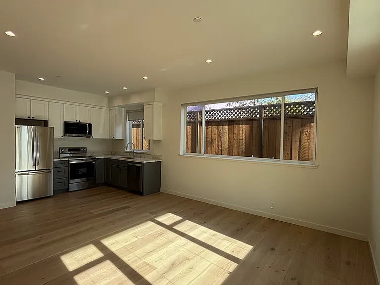 447 Main St #2 — Photo 3
