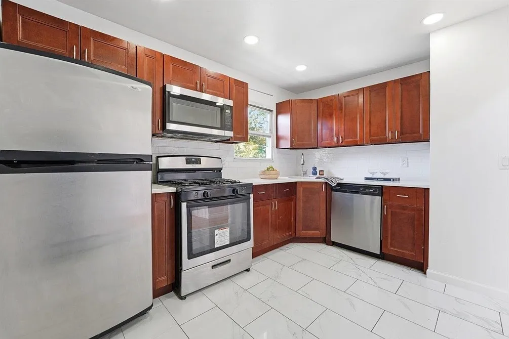 3 bed, 1100 sqft, $3,100 — Photo 3