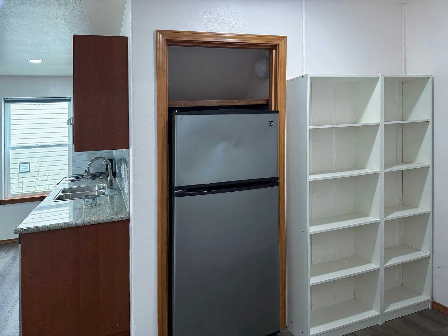 Desirable 2 bedroom , 1 bath in Beacon Hill - Downstairs Duplex — Photo 3