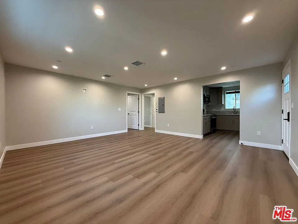 2 bed, 2.0 bath, 900 sqft, $2,880 — Photo 2
