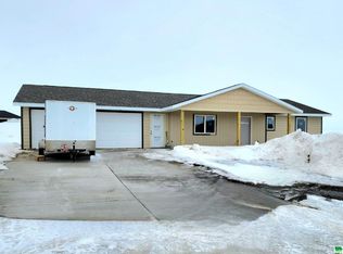 2009 Walnut St, Hull, IA 51239