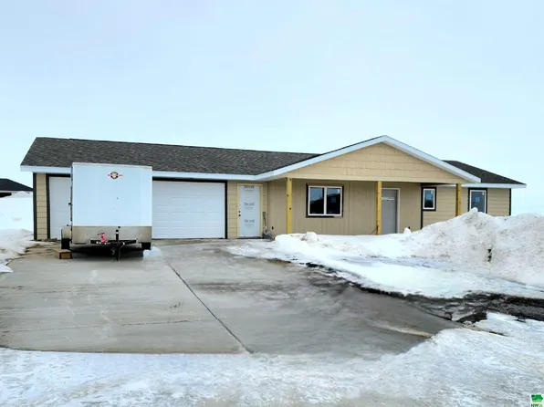 2009 Walnut St, Hull, IA 51239