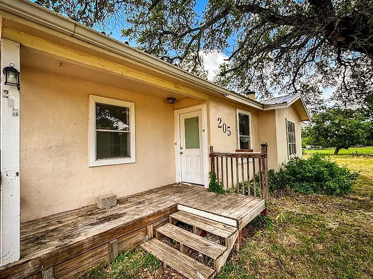 205 Cambridge Ln — Photo 3
