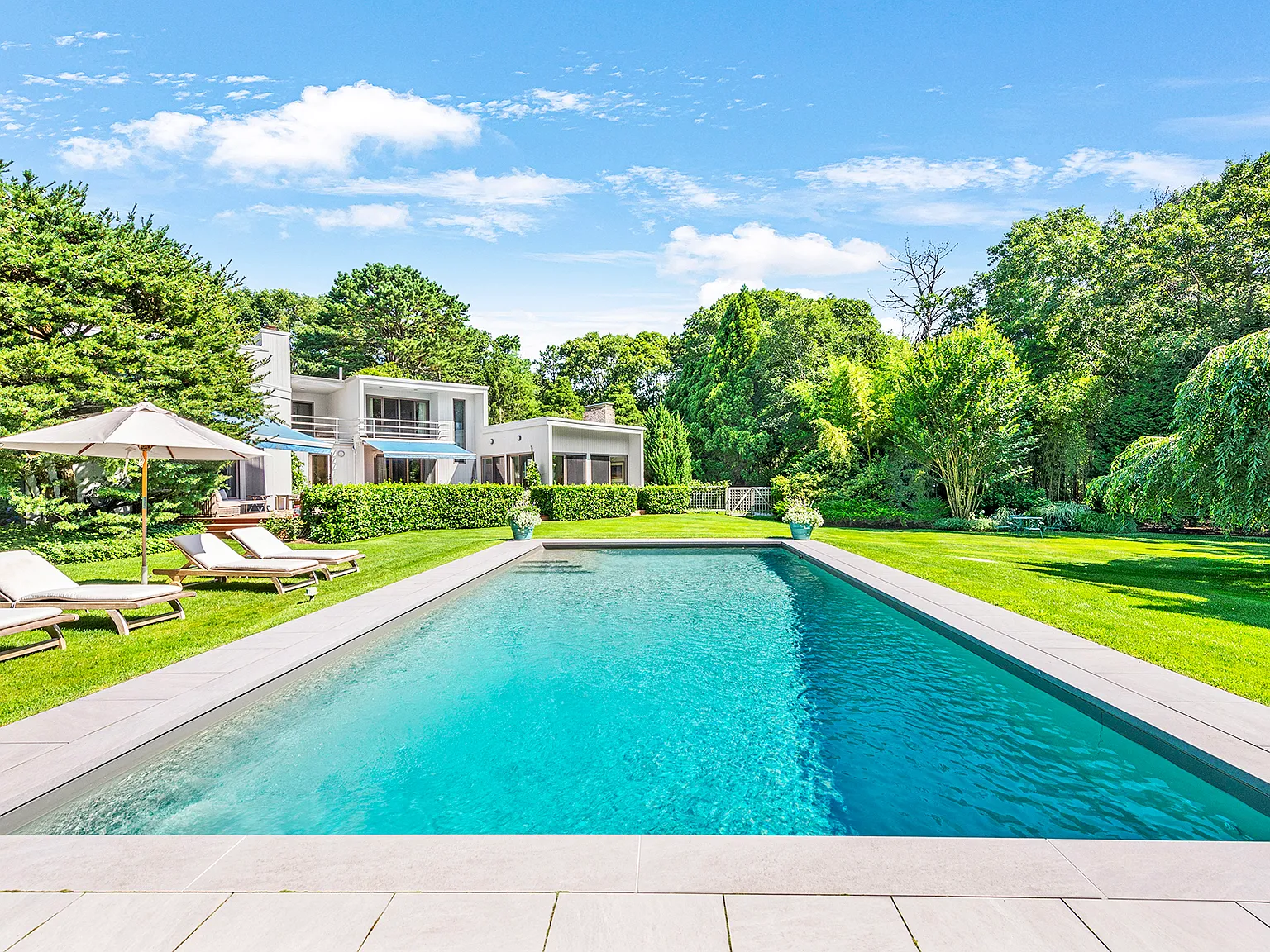 Luxurious Summer Escape in Wainscott South — Photo 1