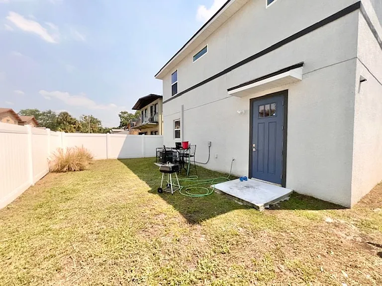 907 Randall St — Photo 17