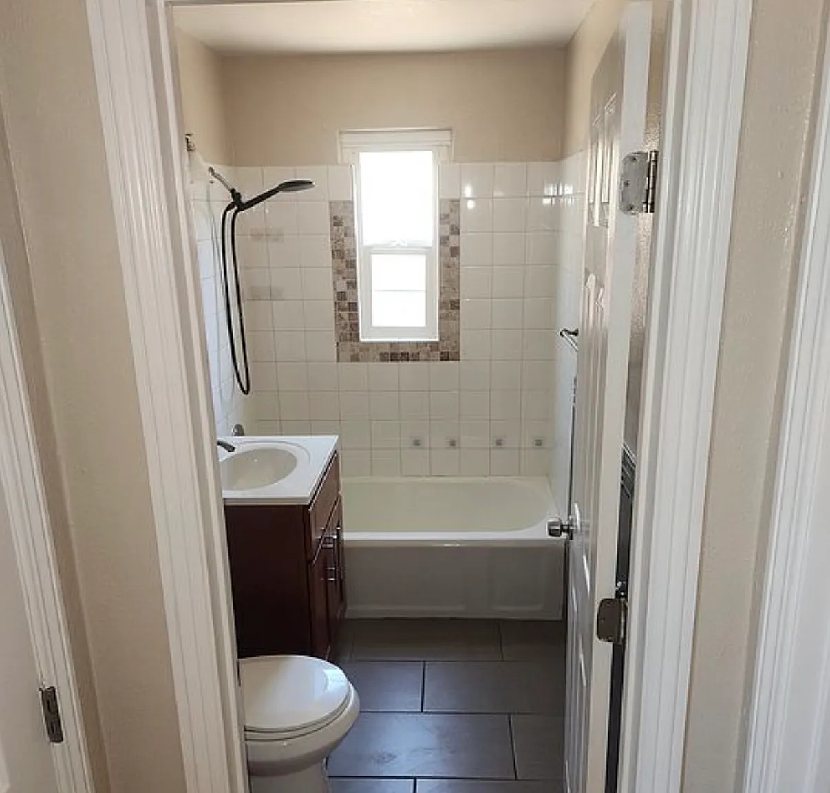 Spring Hill Court Apartments — Photo 3