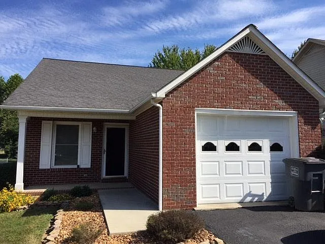 1462 Oxford Pl — Photo 1