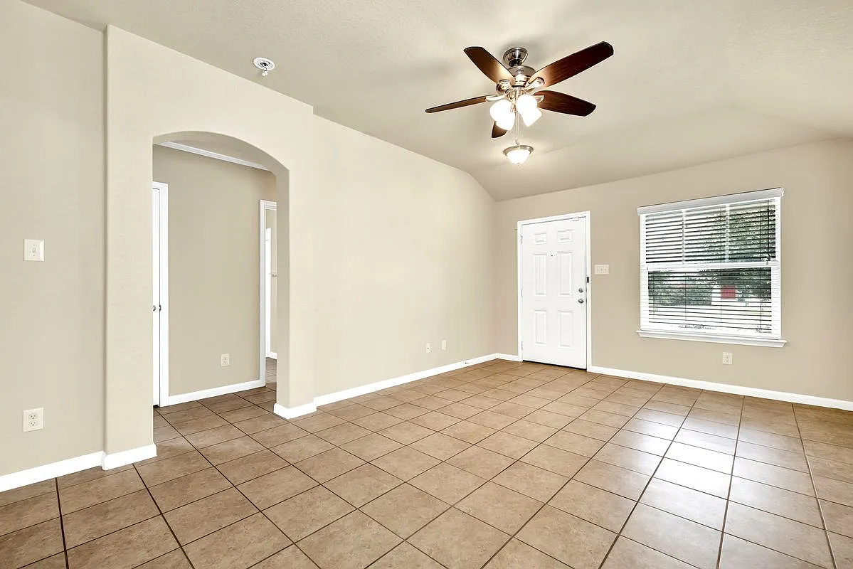 3 bed, 2.0 bath, 1220 sqft, $1,776 — Photo 2