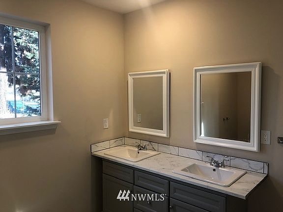 Cooks kitchen with custom cabinets, stainless appliances, open concept>