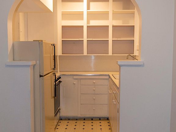 4th image of 516 Summit Ave E #204