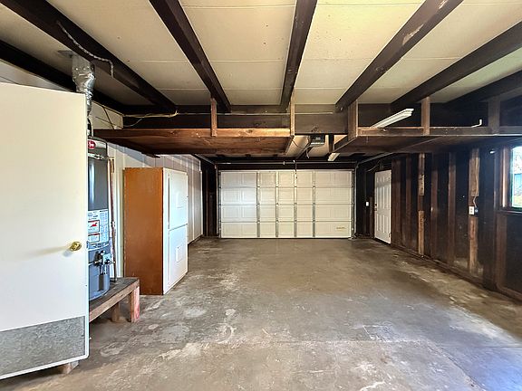 4th image of 2055 Forest Lake Dr