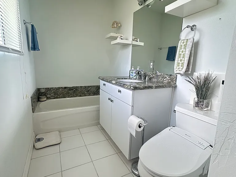 1802 E Claremont St — Photo 10