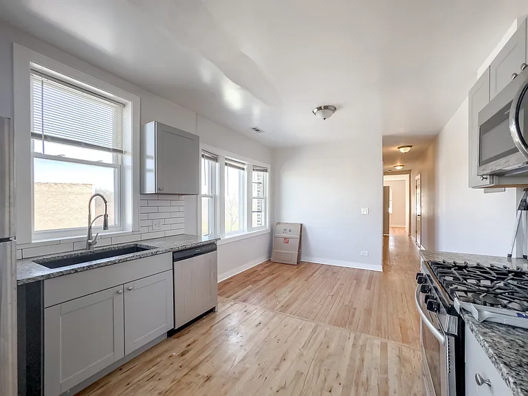 5610 N Western Ave #302 — Photo 4