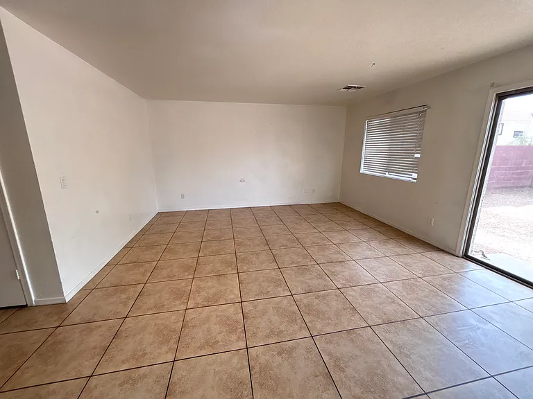 3134 W Huntington Dr — Photo 7
