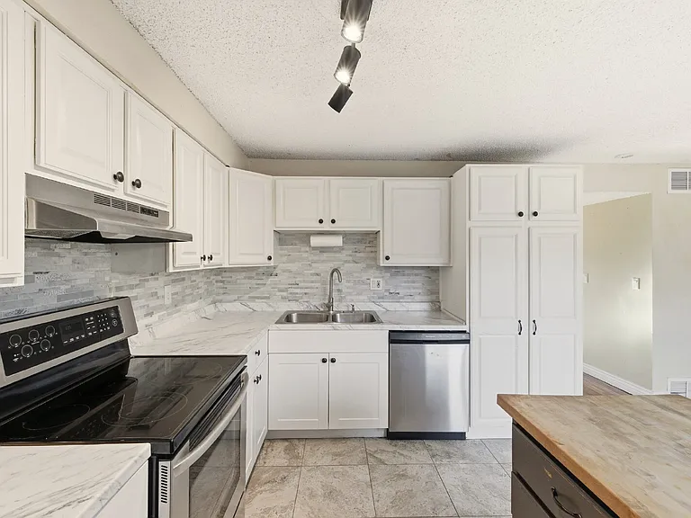 234 W Rockrimmon Blvd #D — Photo 9
