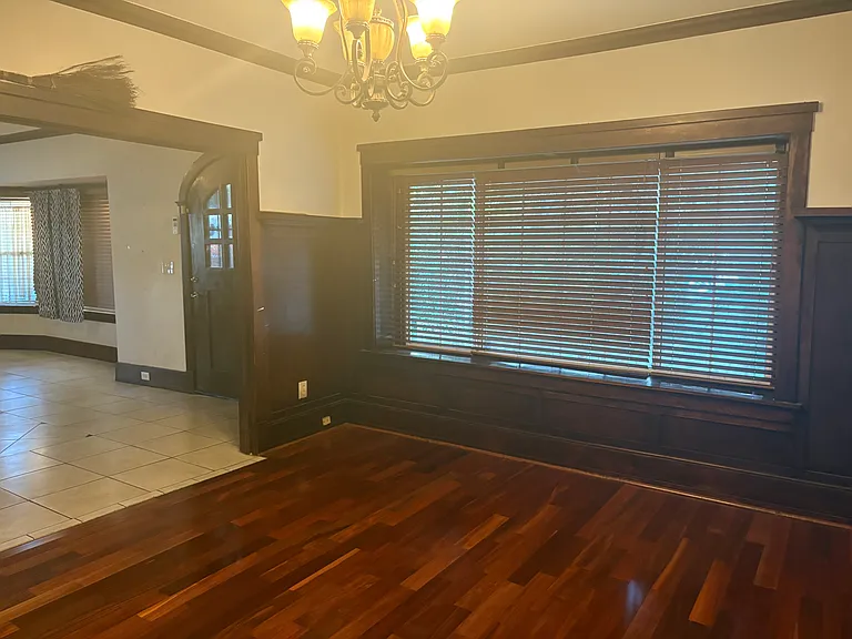 2320 S La Salle Ave — Photo 10