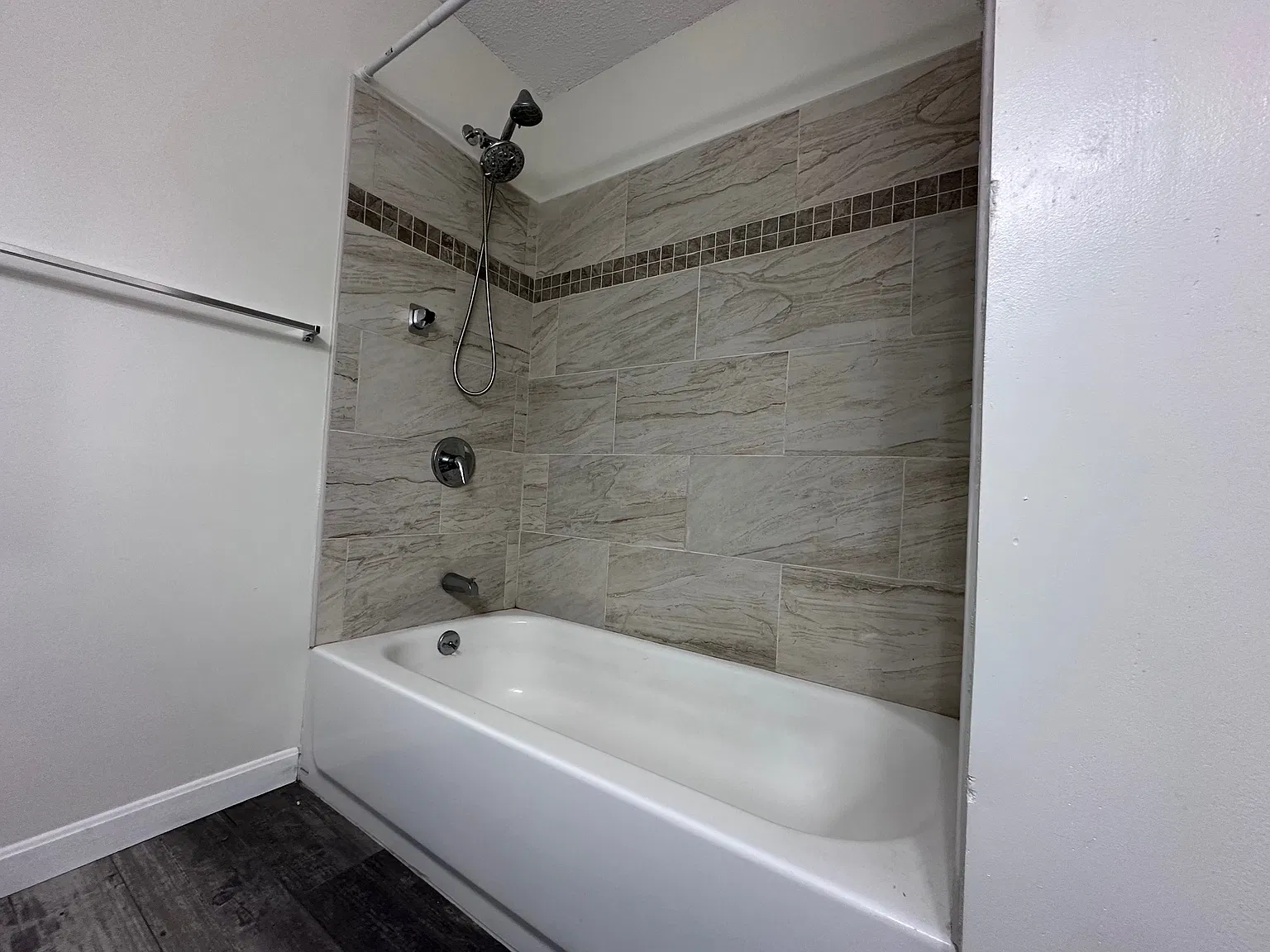 2 bed, 865 sqft, $2,700 — Photo 3