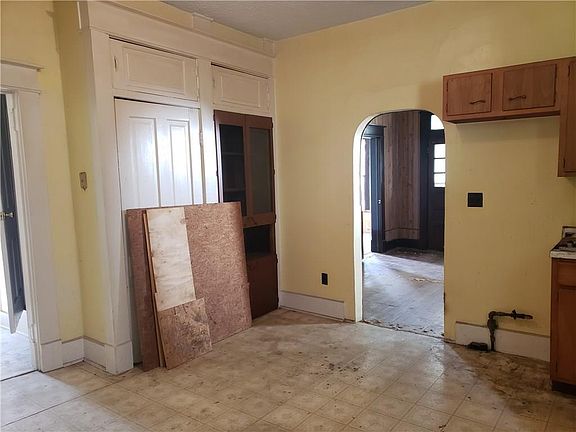 5th image of 631 W Main St