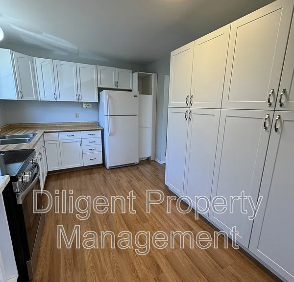 581 Barnes Cres #6 — Photo 6