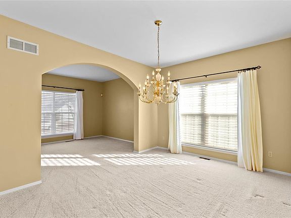 5th image of 4 Fox Bluff Ct