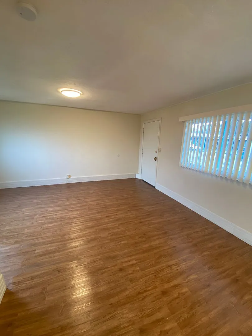Oregon Trail Apartments — Photo 1