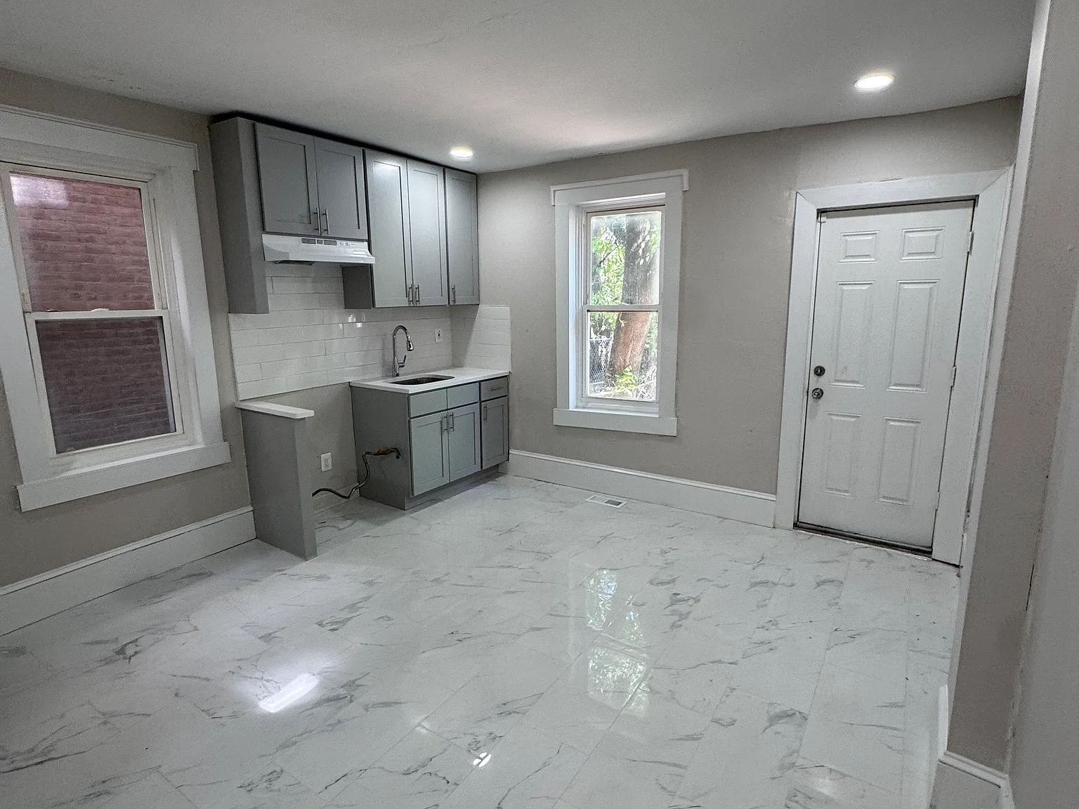 3 bed, 1036 sqft, $2,100 — Photo 3