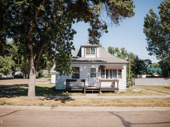 114 4th St NW, Hazen, ND 58545
