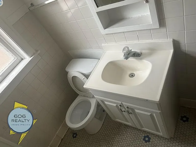 Beautiful Large Berwyn Apts on Wesley! — Photo 9