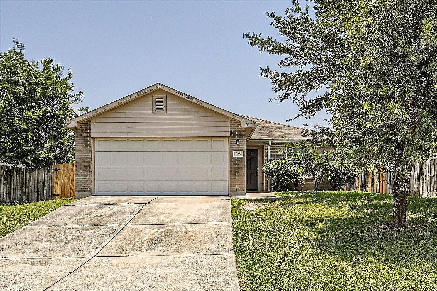 3 bed, 2.0 bath, 1306 sqft, $1,950 — Photo 2