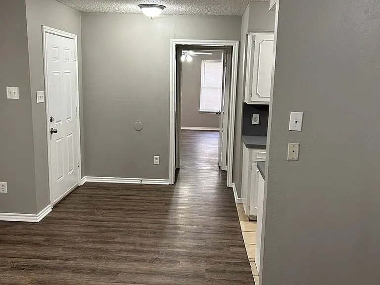 404 Jordan Ln — Photo 12