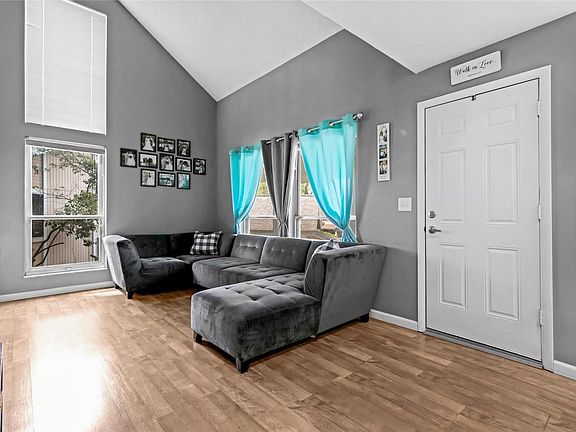 3rd image of 1422 Meadowside Dr