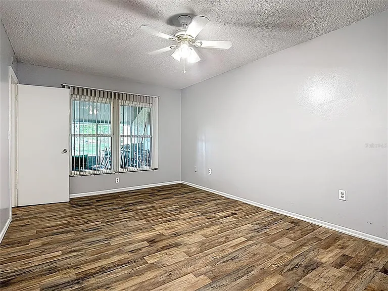 571 Hunter Cir — Photo 17