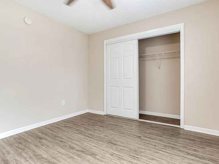 Chateau Apartments — Photo 54