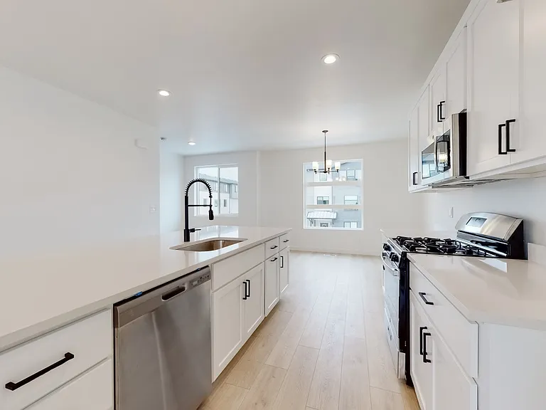 546 S 1040 W — Photo 8