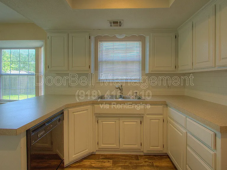 2520 W Honolulu St — Photo 9